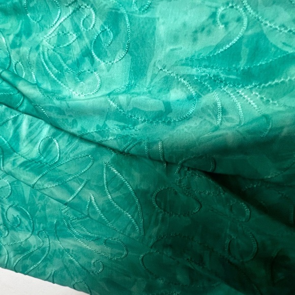 NEW DIRECTIONS CURVY.  SHADES OF GREEN RAISED DESIGN. SIZE 2X  SLEEVELESS TOP - Picture 2 of 11